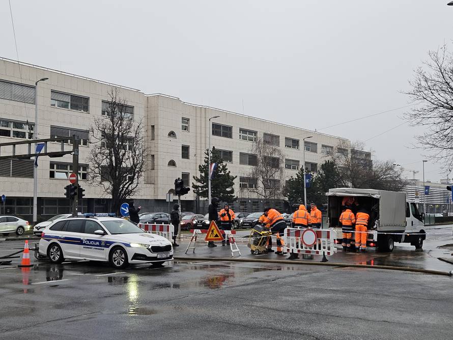 FOTO Pukla vodovodna cijev na raskrižju u Zagrebu: Evo tko je bez vode i kako voze tramvaji