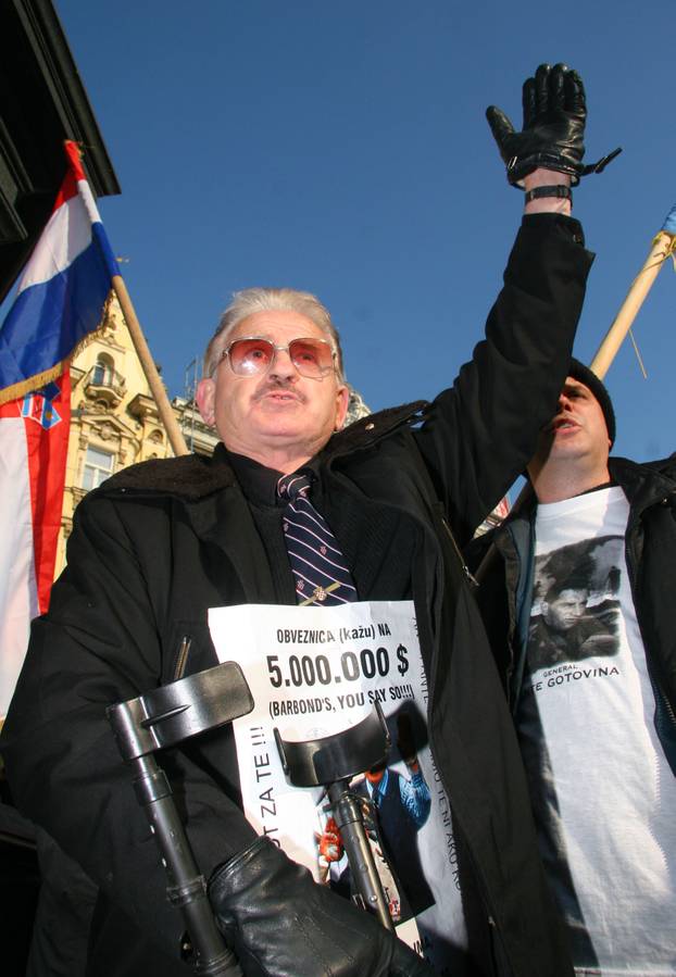 ARHIVA -  Tristotinjak osoba okupilo se na Jelačićevom trgu tijekom skupa podrške Gotovini