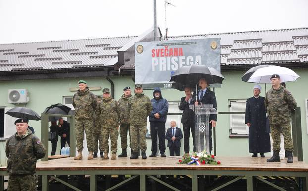 FOTO Suze i zagrljaji u Požegi: 900 novih ročnika položilo prisegu, među njima i 53 žene