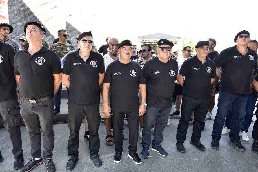 Knin: Pripadnici HOS-a odali počast braniteljima na spomeniku Oluja 95