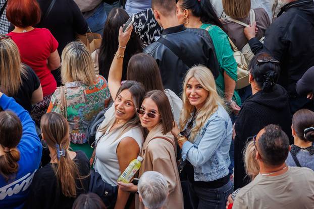 Split: Građani se okupili u spomen na Halida Bešlića na gradskoj Pjaci