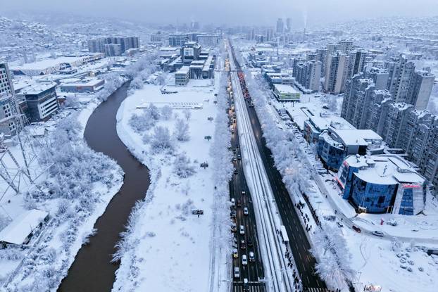 Pogled iz zraka na Sarajevo u potpunosti prekriveno snijegom