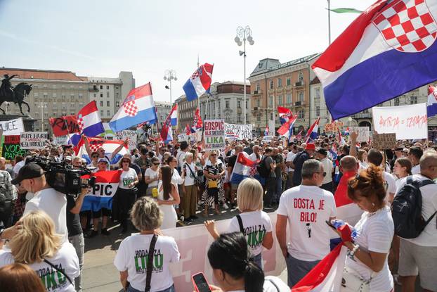 Glavni trg u Zagrebu prepun prosvjednika zbog opasnog otpada u Lici