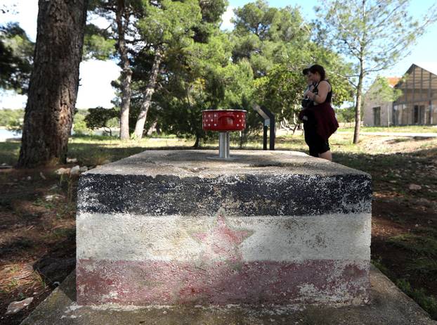 Šibenik: Na lokaciji snimanja filma "Kako je počeo rat na mom otoku" osvanula je instalacija "Pašta šuta"