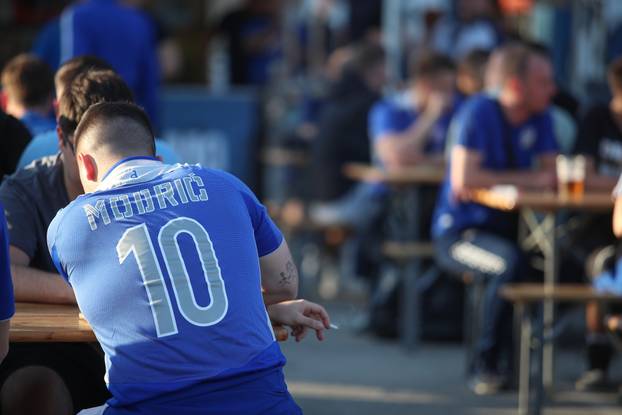 Zagreb: Organizirano gledanje utakmice uz stadion Maksimir između RIjeke i Diname