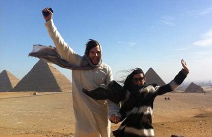 Demi Moore i Ashton skakali po pustinji među piramidama