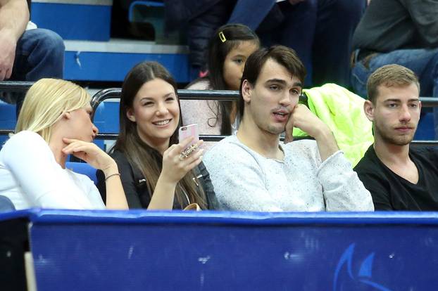 Zagreb: Dario Šari? u društvu djevojke Karle pratio utakmicu Cibona - Zadar