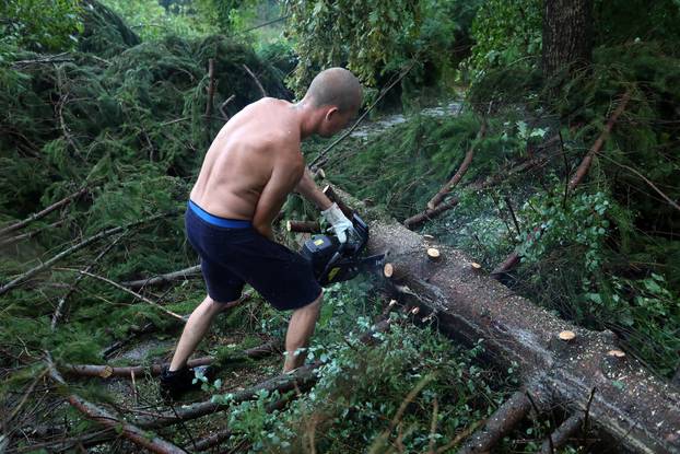 Snažno nevrijeme pra?eno kišom i olujnim vjetrom protutnjalo je Karlovcem i okolicom