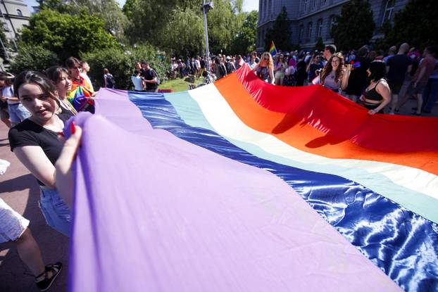 Zagreb: Okupljanje sudionika 21. Povorke ponosa pod sloganom "Dajte nam naša četiri zida!"