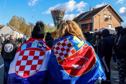 Fotogalerija: Pogledajte kako izgleda duga kolona u Vukovaru