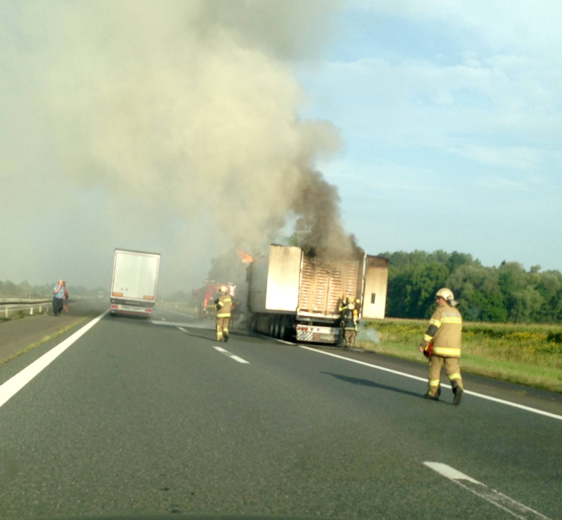 Prevozio voće: Na autocesti A3 planuo i izgorio šleper iz Srbije