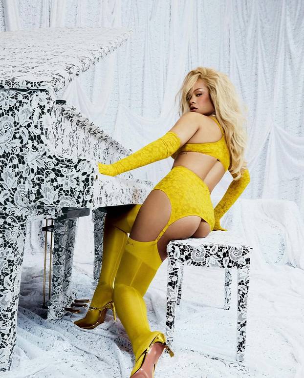 Ayy, mamacita! Rihanna mokra do kože najavila nestašno ljeto
