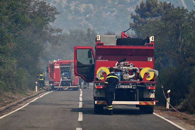 FOTO Kanaderi cijeli dan u akciji: Pogledajte kako gase požare diljem Dalmacije