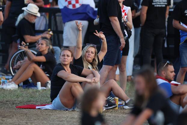 Sinj: Thompsonovi obožavatelji čekaju početak koncerta na hipodromu