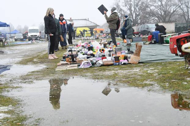 Koprivnica: Zimski uvjeti smanjili broj prodavača na koprivničkom buvljaku