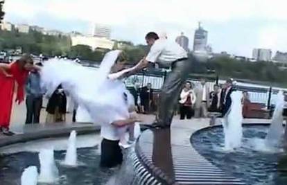 Prvi pljas: Pogledajte kako su siroti mladenci upali u fontanu