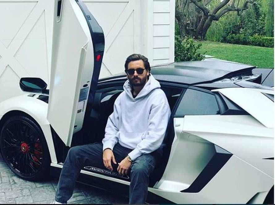 Scott se hvali guzom 15 godina  mlađe cure: To je znak da idem