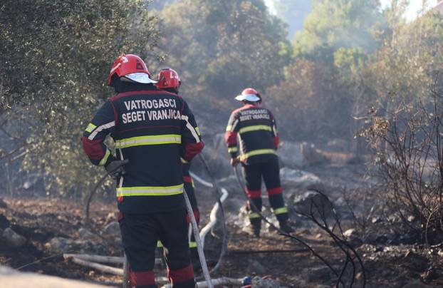 Požar u Vinišću stavljen pod kontrolu, policija istražuje uzrok