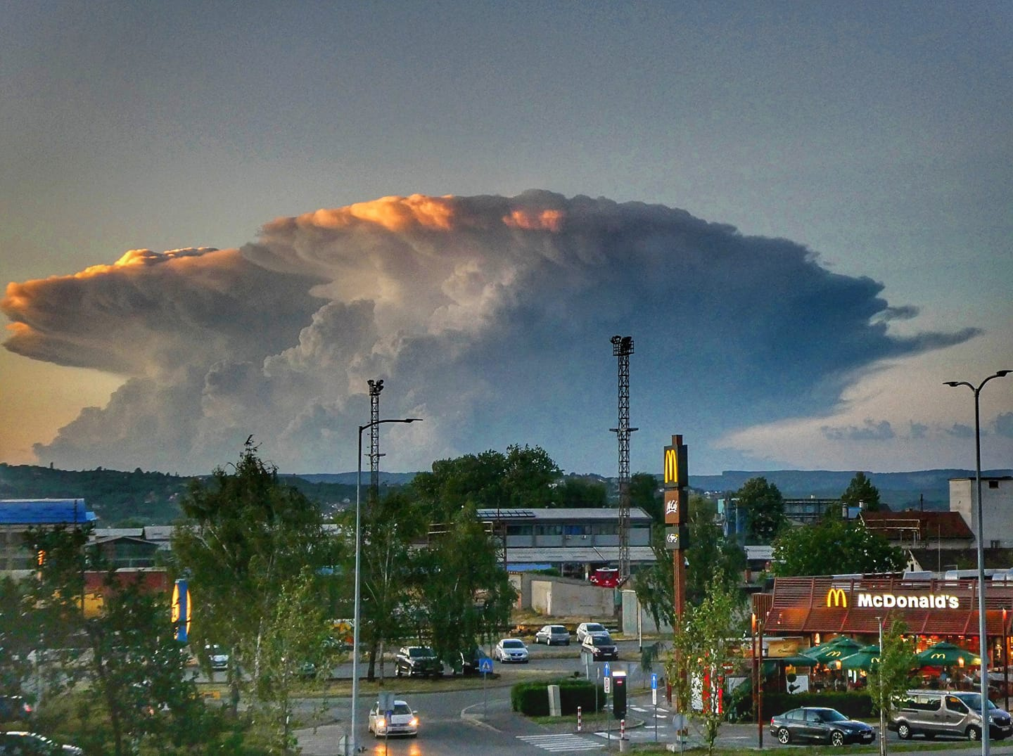 Nevjerojatne fotografije oblaka kod Slavonskog Broda, izgledao kao iz filma Dan Nezavisnosti...