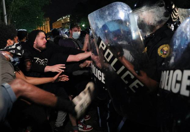 Bacaju Molotovljeve koktele na policijske automobile, na ulice morala izaći Nacionalna garda