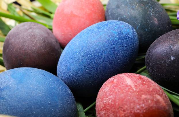 Svjetlucave pisanice kuhane u crnom i bijelom vinu i obojane prirodnim bojama