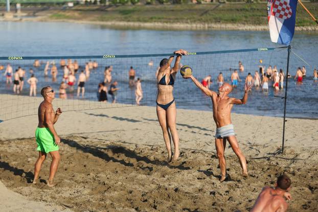 Osijek: Visoka temperatura je  izmamila mnogobrojne građane na osvježenje u Dravi