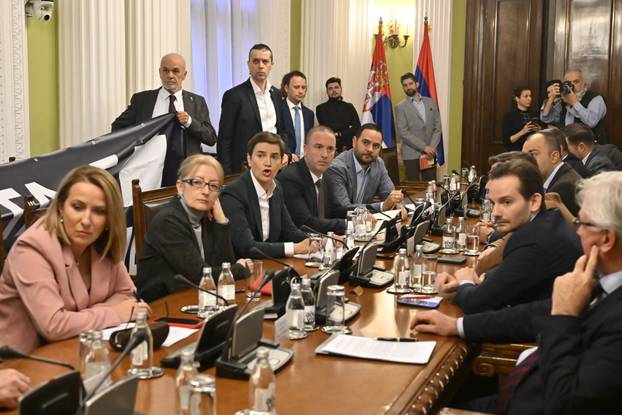 Beograd: Opozicija s transparentima na kolegiju parlamenta kojeg je sazvala Ana Brnabić
