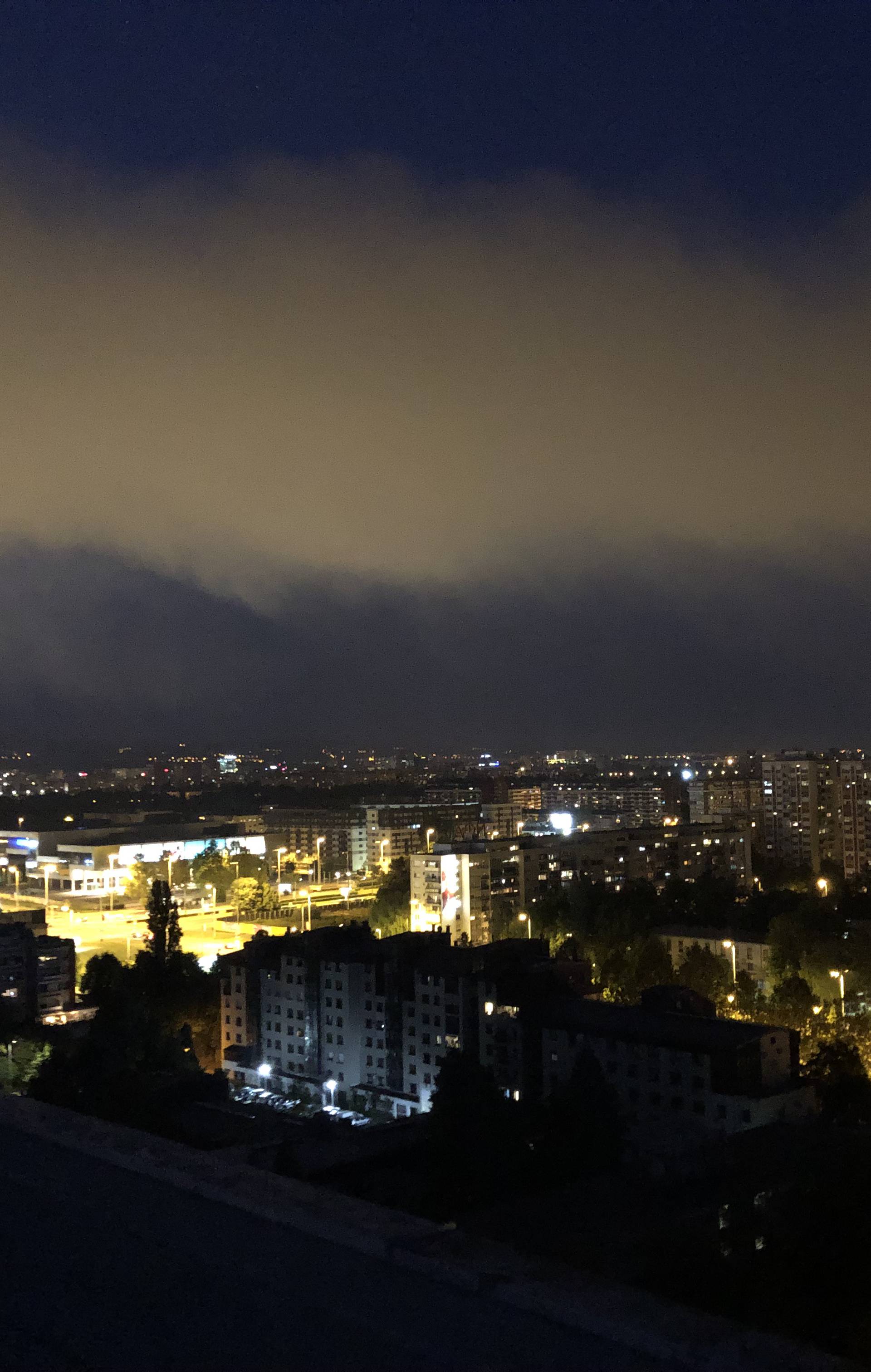 Veliki požar na Jakuševcu: Dim se proširio, gasili su cijelu noć