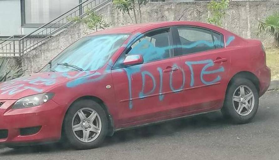 Koga je on naljutio? Na auto u Rijeci netko napisao 'IDIOTE'; Susjed: Sigurno nije zbog žene