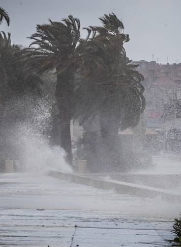 Split: Orkansko jugo potopilo rivu te stvaralo probleme u pomorskom prijevozu