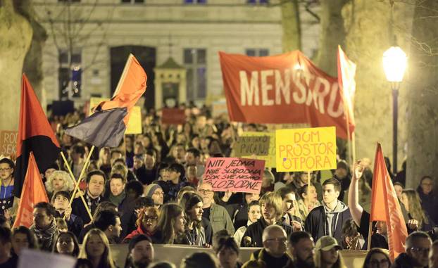 Zagreb: Održan jubilarni 10. Noćni marš za prava žena "Žene – kičma otpora"
