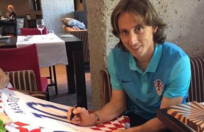 Luka Modrić uz Bajaderu dijeli potpisane hrvatske dresove...