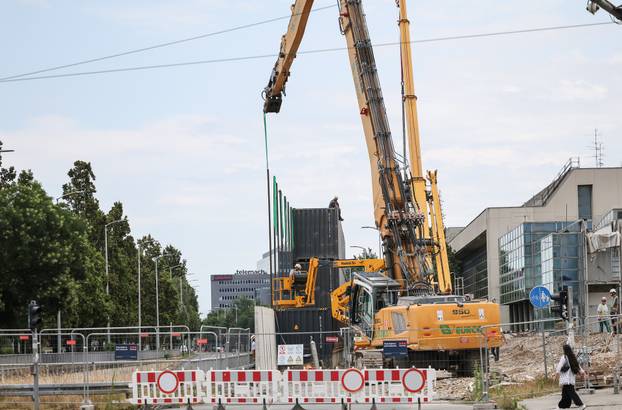 Zagreb: Počelo uklanjanje kontejnera na gradilištu postavljenih za vrijeme rušenja Vjesnika