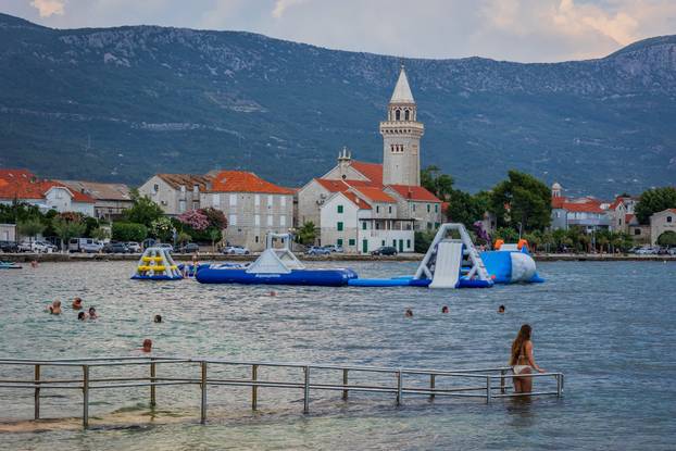 Kaštel Štafilić: Ljetni pljusak na plaži Gabine