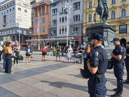 FOTO/VIDEO Klečavci molili na jednoj strani Trga bana Jelačića, na drugoj prosvjednici bubnjali