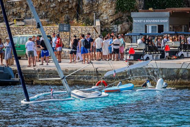 Biševo: Potopljena jedrilica u uvali Mezoporat koja danima smeta iskracju posjetitelja Modre Splilje