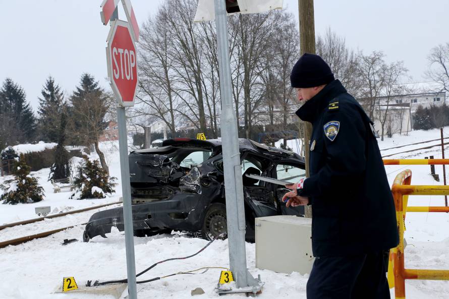 Vlak naletio na auto u Maloj Subotici, vozačica u bolnici