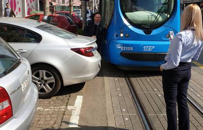 Kakav biser! Parkirao i blokirao tramvajski promet u Zagrebu...