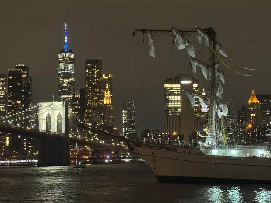 Mexican Navy training ship damaged after it ran into the Brooklyn Bridge in New York City
