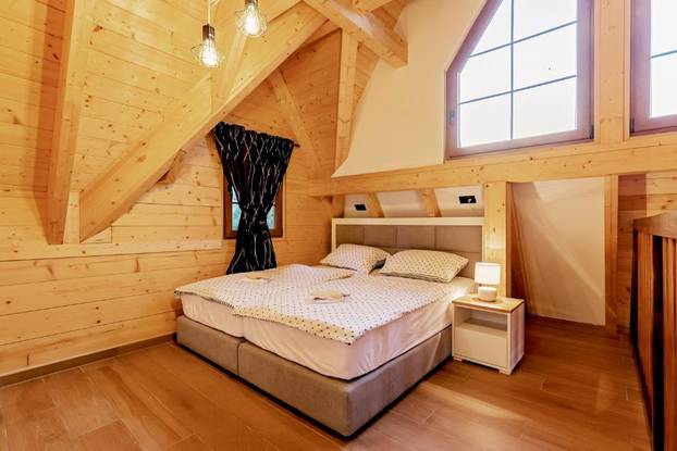 FOTO Zavirili smo u skrivenu drvenu oazu nadomak Plitvica