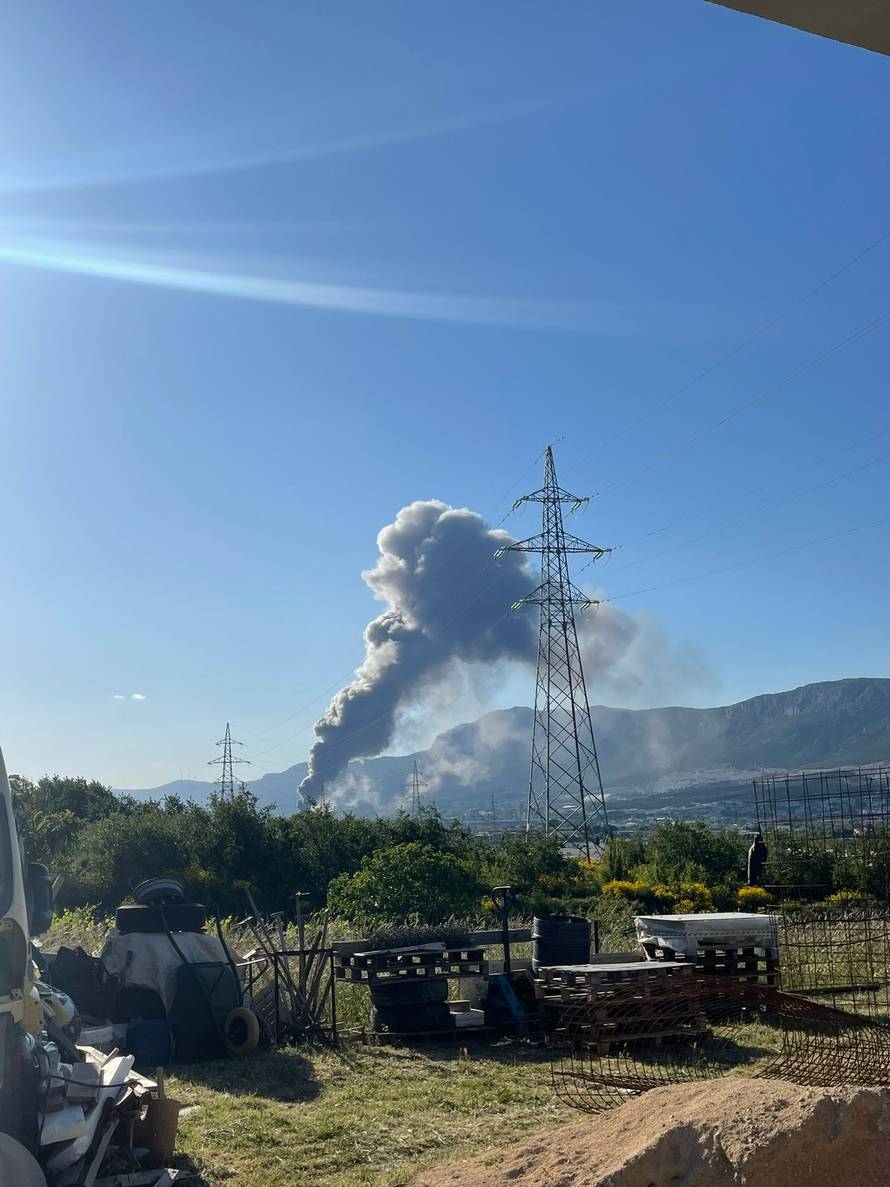 FOTO Požar u Kaštel Sućurcu još nisu proglasili ugašenim, rade na sanaciji. Šteta će biti velika?