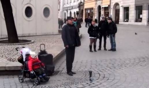 Slatka beba je uličnom pjevaču pomagala kao prateći vokal