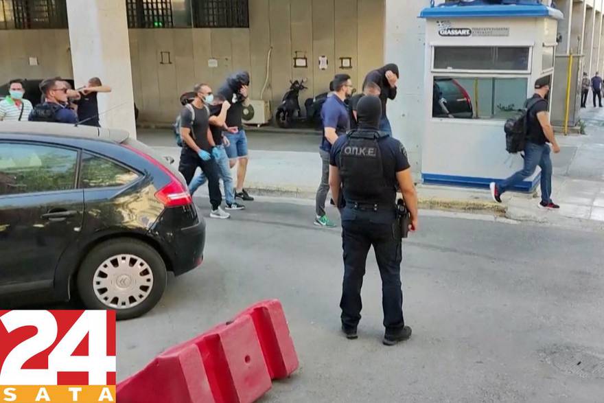 Uhićeni Boysi skrivali lica dok su ih dovodili na sud u Ateni: 'Magarci, kreteni' vikali su im