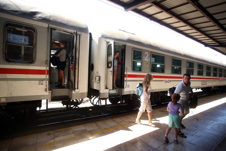 Vlakom iz Splita krenuli sinoć za Zagreb: Putovali su  13 sati!