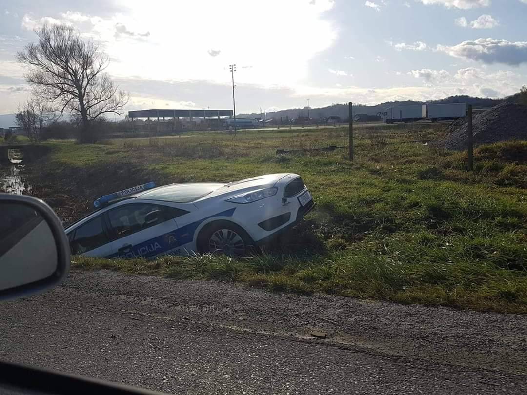 Policijski automobil 'parkirao' u jarak: 'Dobro su se sakrili'