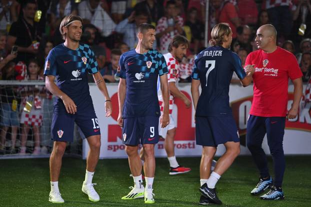 Međusobni okršaj zvijezda Vatrenih u uličnom nogometu održan je u Zagrebu