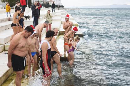 Ni kiša nije spriječila novogodišnje kupanje u Zadru