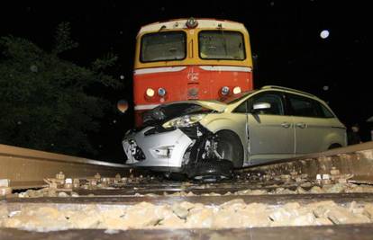 Nalet vlaka na auto: Zapeo je između šina, ljudi su se spasili