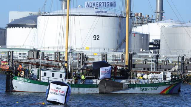Greenpeace blokirao ulaz u Shellovu nizozemsku rafineriju