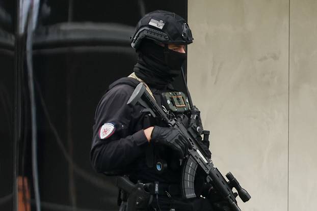 Sarajevo: Policija koja čuva Dodika na kacigama ima zastavu Republike Srbije 